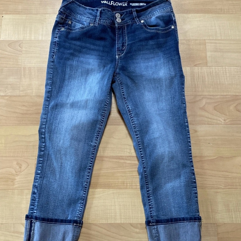 Wallflower Women's Dark Blue Capri Jeans Size 11
